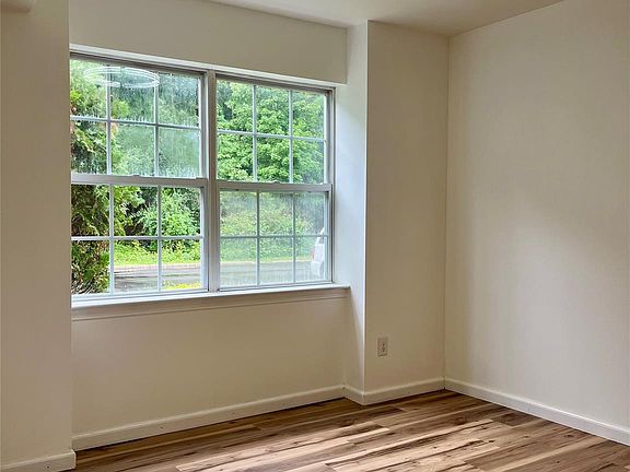 3rd image of 49 Woodlake Dr