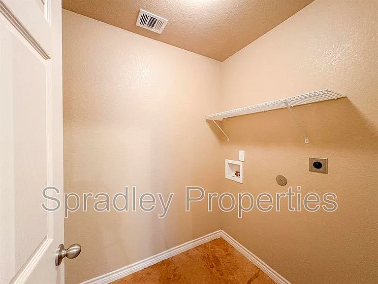 725 Laila Ln — Photo 4