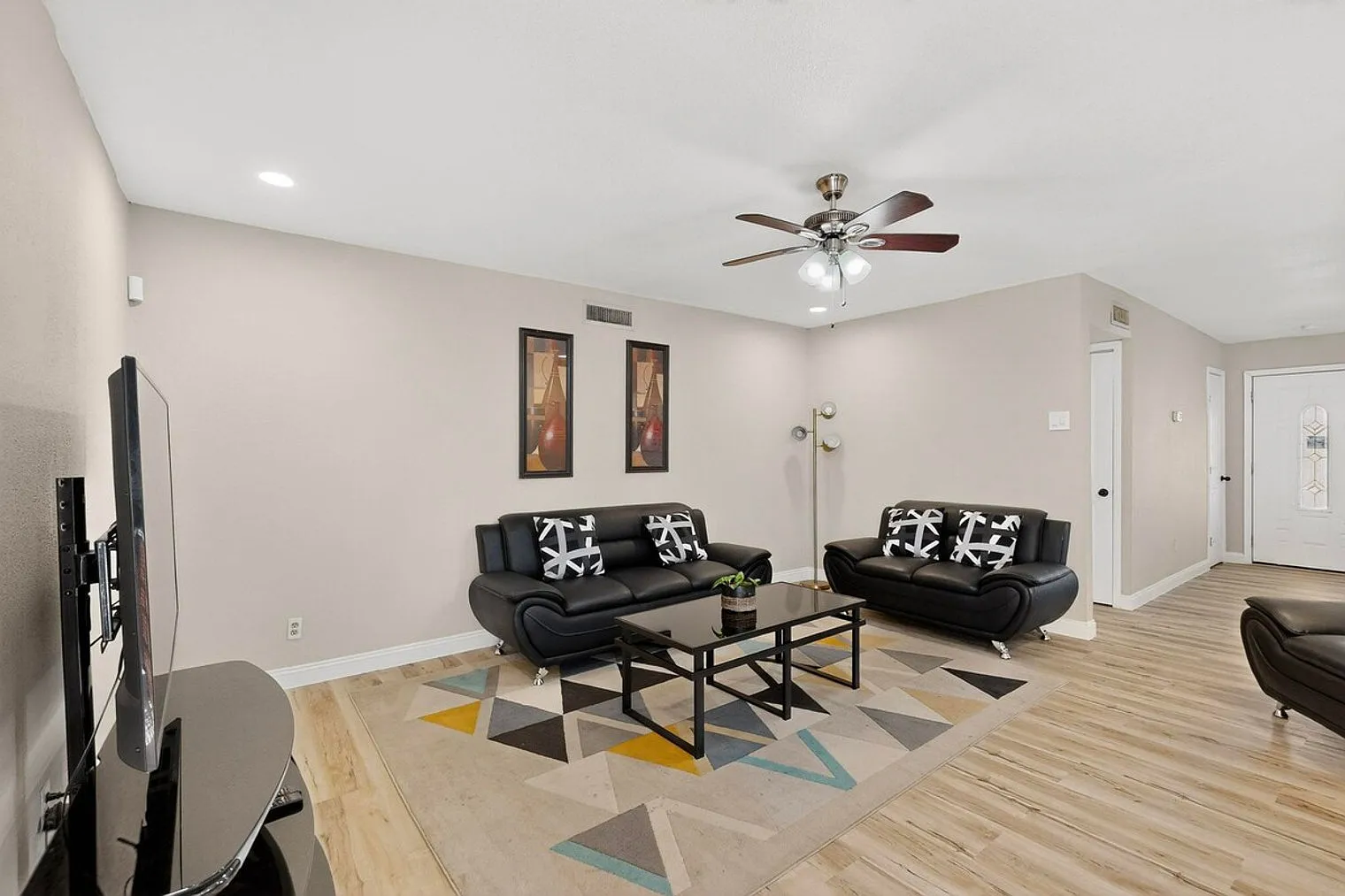 4 bed, 2.0 bath, $9,186 — Photo 2