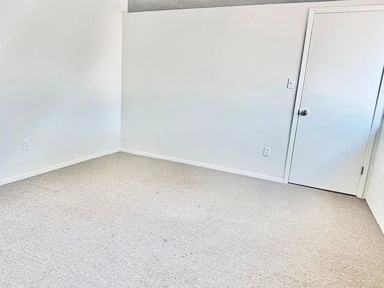 903 Green Ln — Photo 17