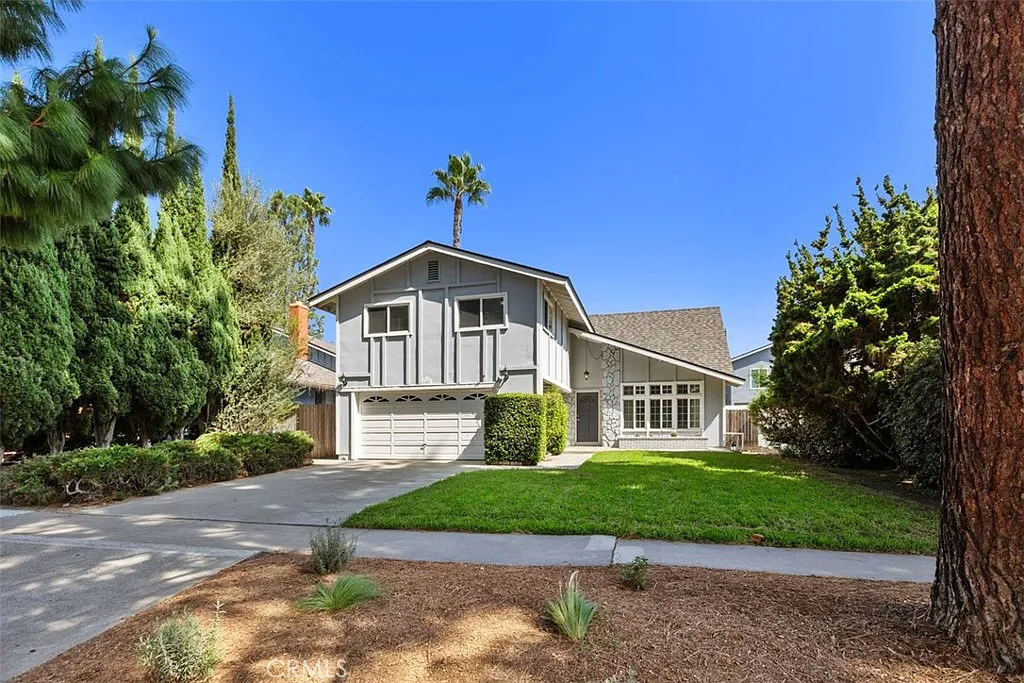 5 bed, 2.5 bath, 2698 sqft, $6,495 — Photo 2