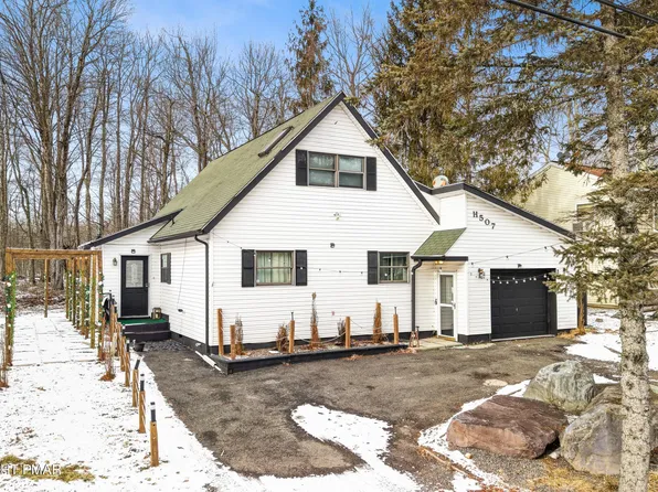 939 Country Place Dr, Tobyhanna, PA 18466