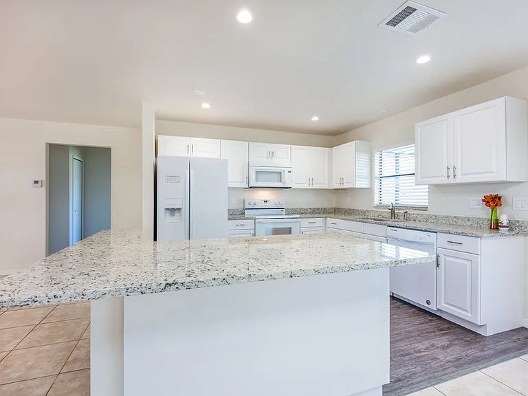 1009 Nicholas Pkwy W — Photo 4