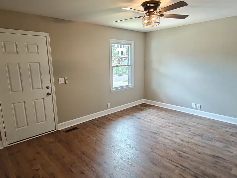 106 W Chestnut St — Photo 3