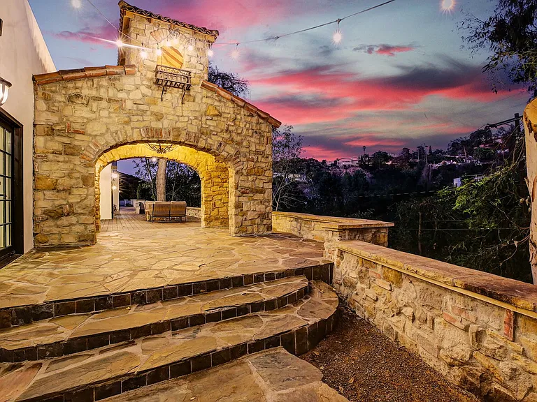 2570 Nichols Canyon Rd — Photo 19