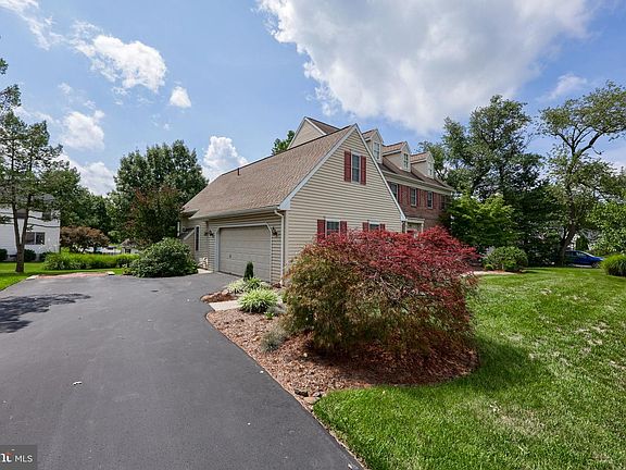 4th image of 702 Sycamore Rd