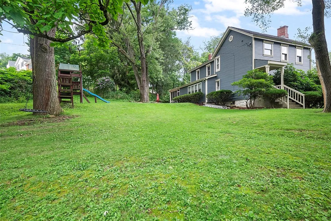 111 Hillcrest Dr photo 1