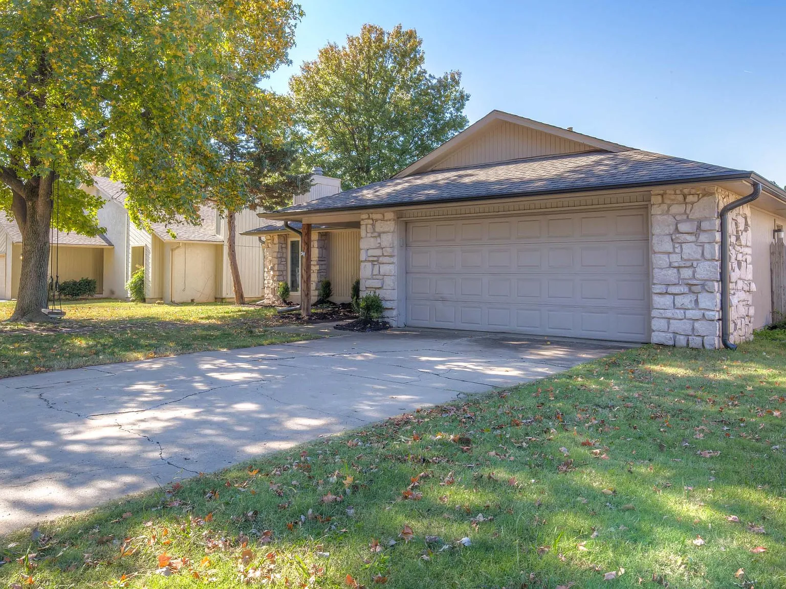 1230 N Ironwood Pl — Photo 2