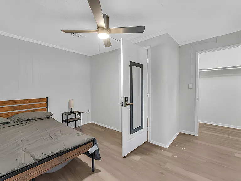 Page Ave — Photo 3