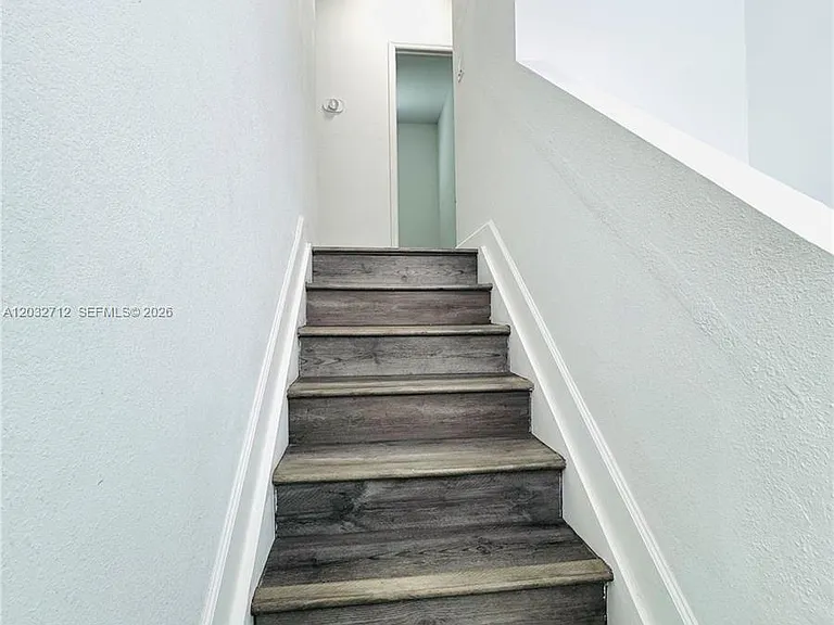 363 NE 35th Ter — Photo 17