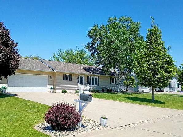 626 11th St NE, Sioux Center, IA 51250