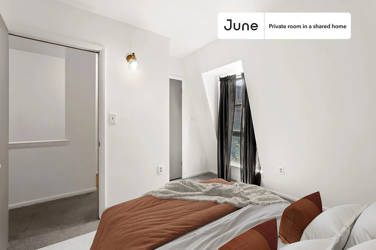 Full bedroom in 5 bed/3 bath home in Logan Circle #417 3C — Photo 1