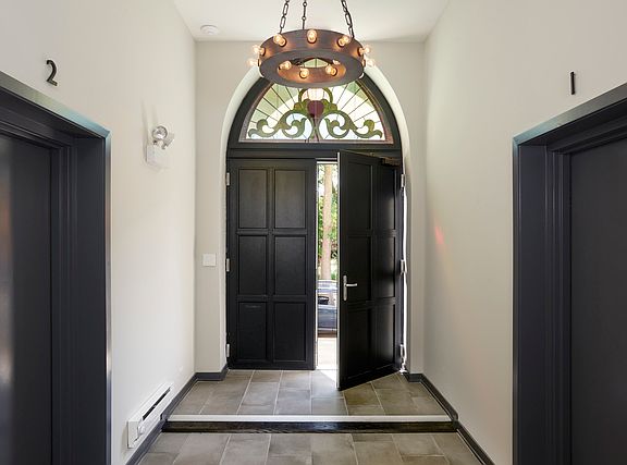 3rd image of 921 N Hoyne Ave #4