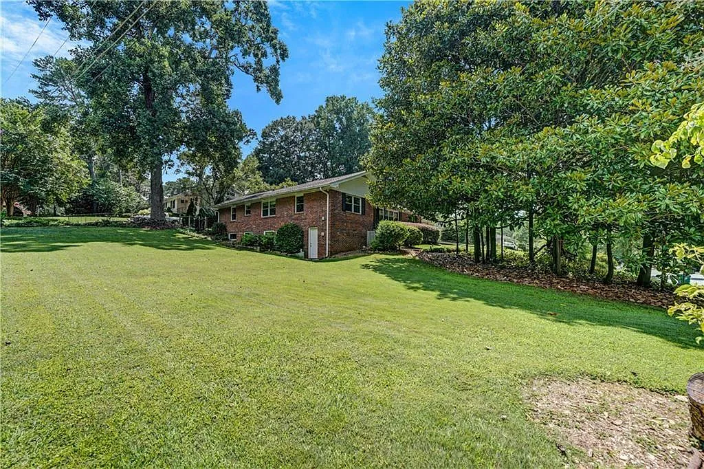 3 bed, 2.0 bath, 1886 sqft, $3,500 — Photo 3