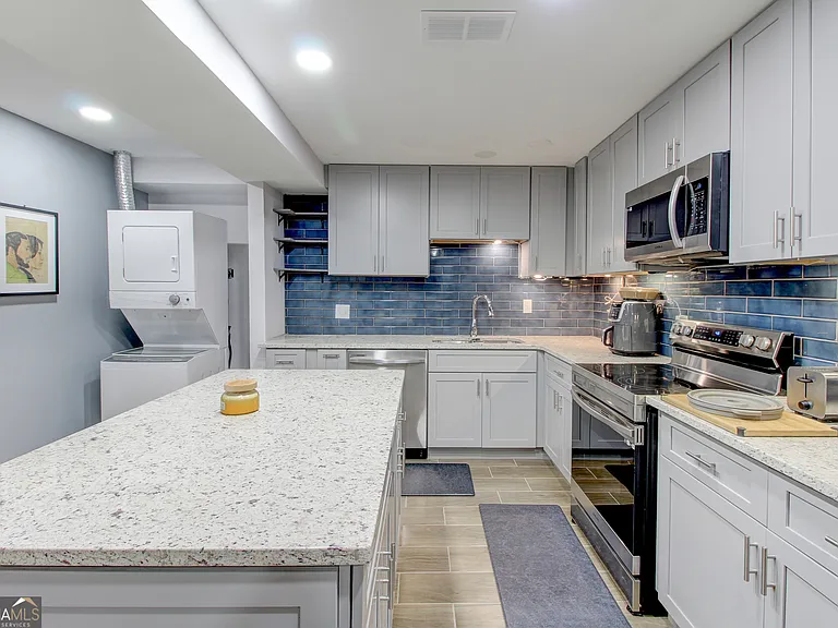 4915 Lake Forest Dr SE — Photo 3
