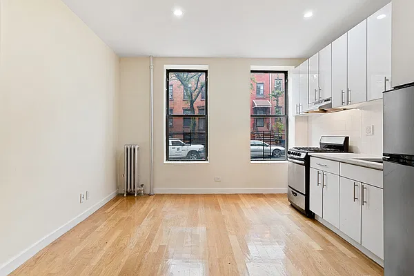 Rented by Safdie Realty Group | media 11