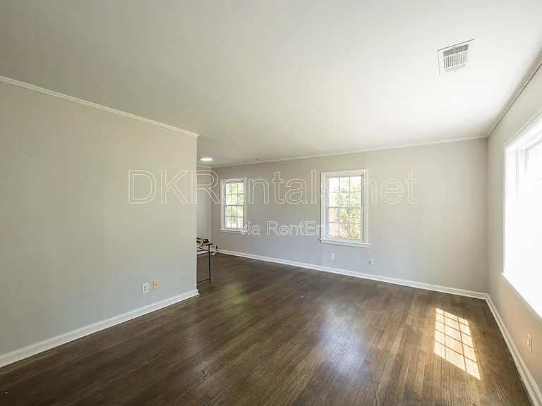 1295 Westmont Rd SW — Photo 4