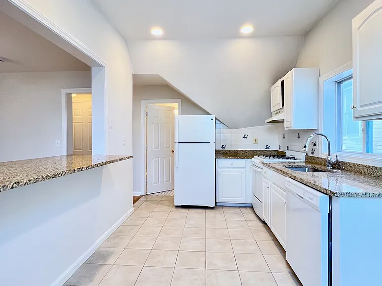 131 Pearl St #3R — Photo 2
