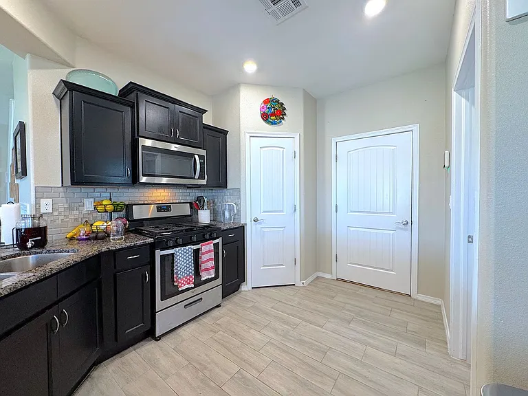 7805 Enchanted View Dr — Photo 16