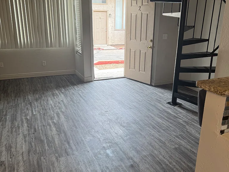 4240 N Longview Ave #2 — Photo 4