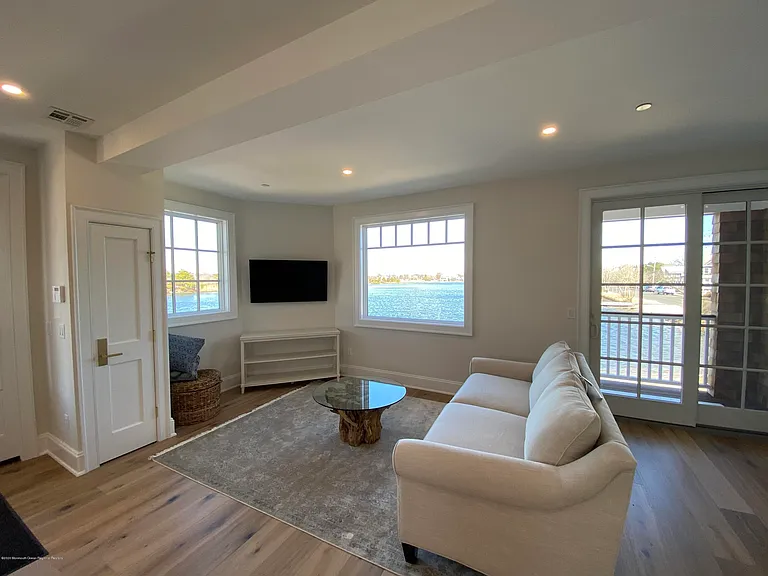 412 Lake Ave — Photo 6