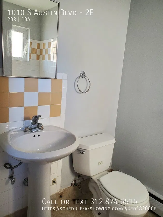 Cute & Adorable 2br In Oak Park! Heat Included...Won't Last! — Photo 4