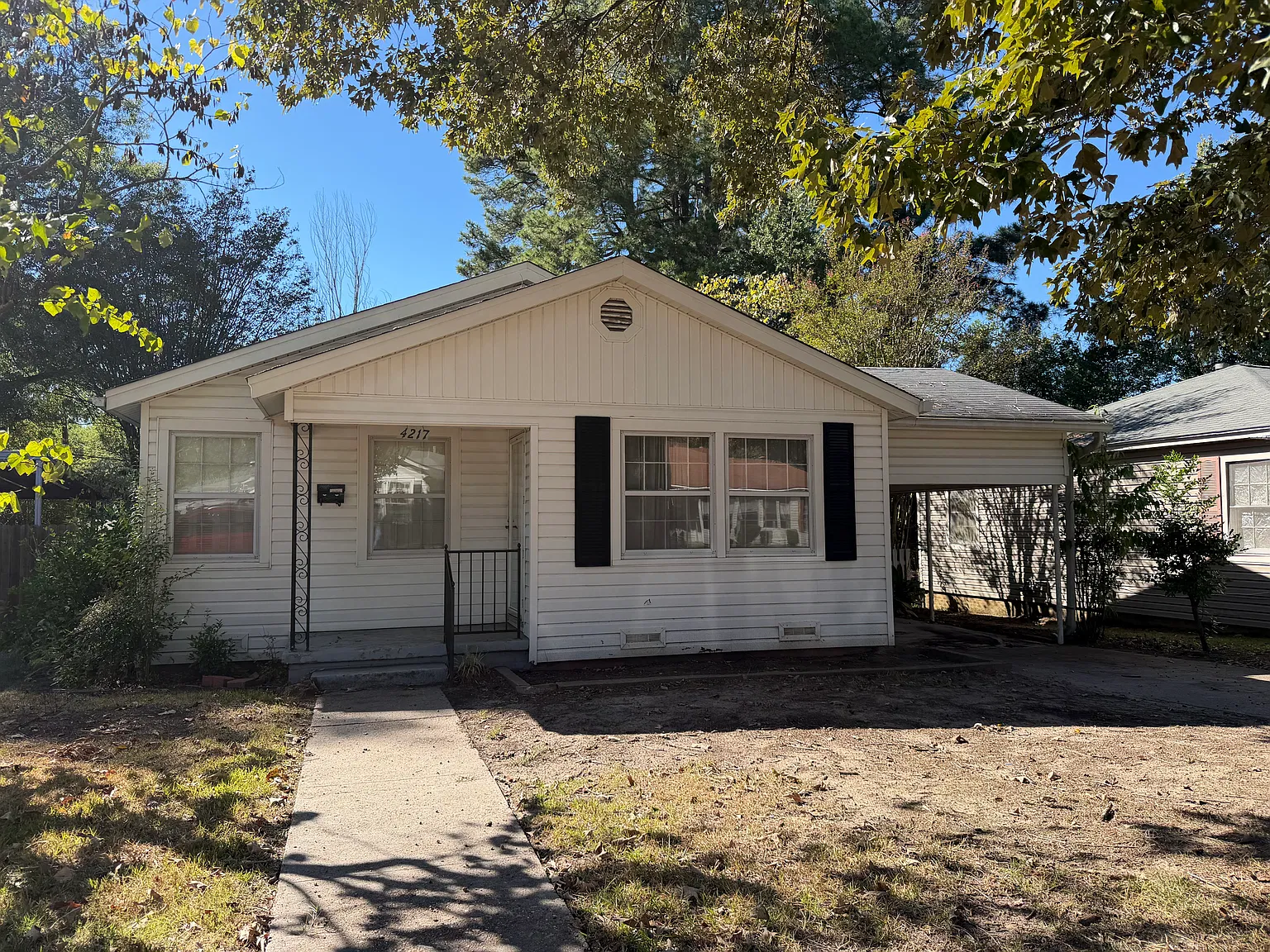 3 bed, 1.5 bath, 1208 sqft, $1,000 — Photo 1