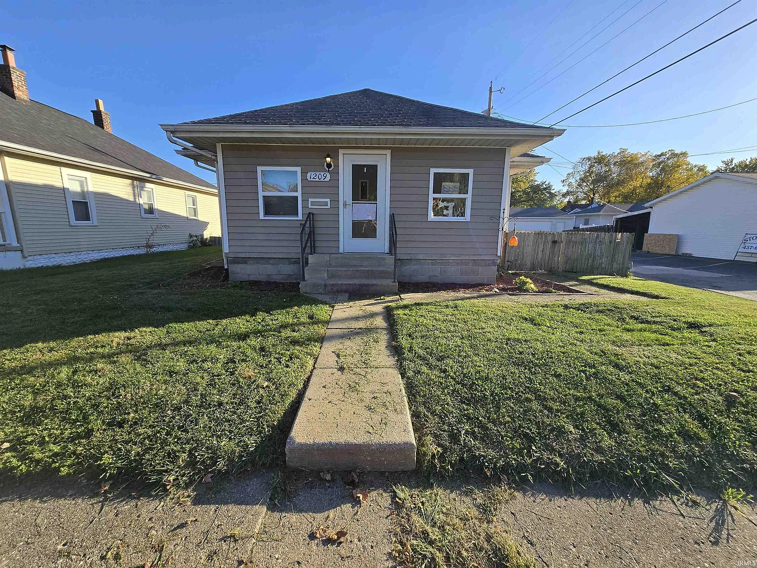 1209 W Broadway St photo 1