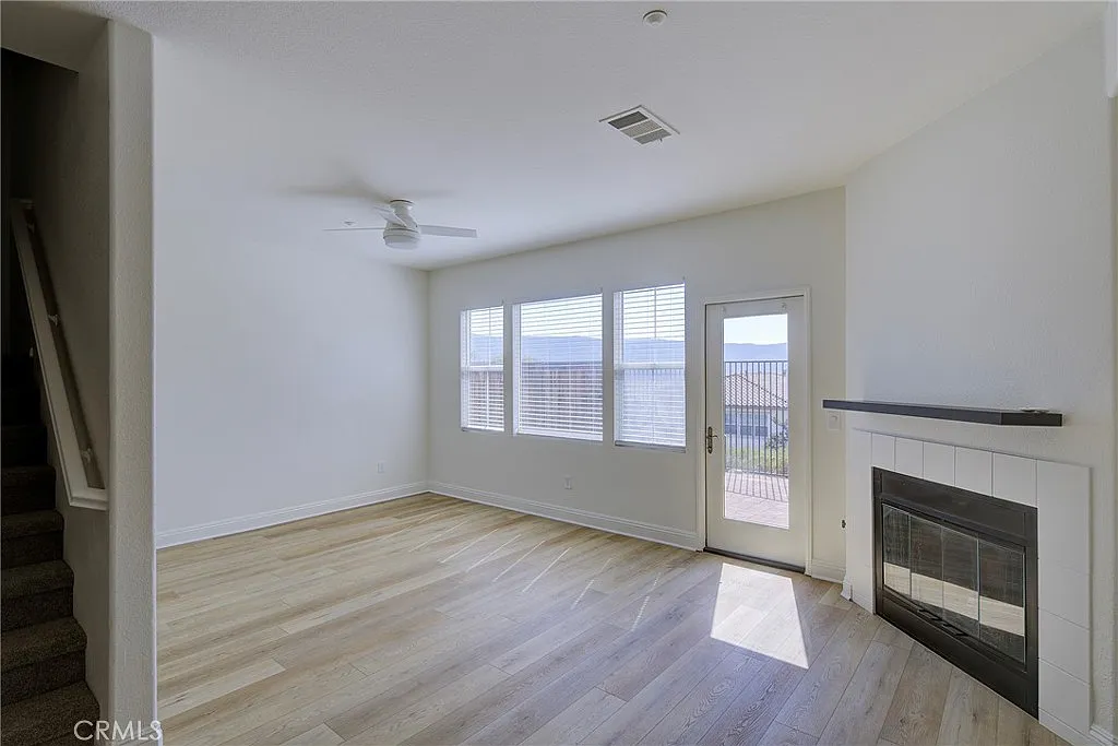 3 bed, 2.5 bath, 1386 sqft, $2,595 — Photo 4