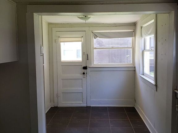 5th image of 916 W Brooks St #A