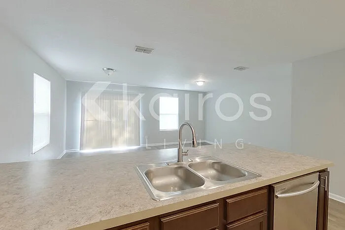 1349 Mull St — Photo 9