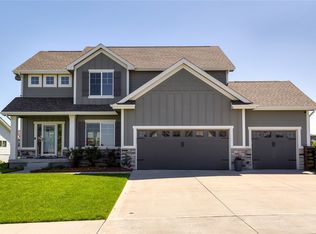 805 NE Owl Ridge Ln, Waukee, IA 50263