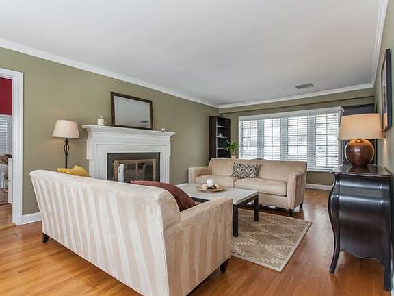 Lrg Living Rm w. Frpl