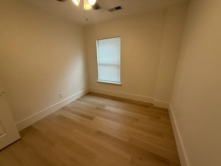 940 N Hollywood St — Photo 23