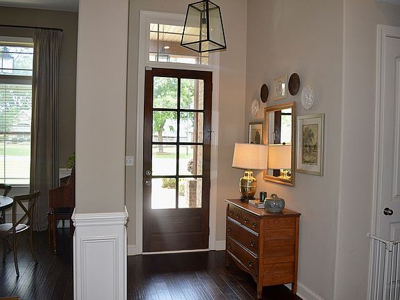 Front entry with 8 pane door