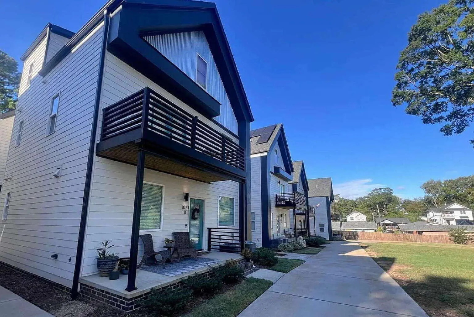 3 bed, 3.5 bath, 1550 sqft, $2,000 — Photo 2