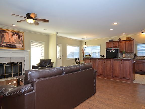 Neutral Colors throughout, Breakfast Bar