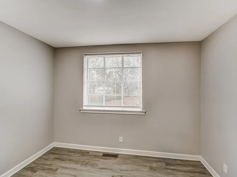 1414933_026_bedroom_13546645.jpg