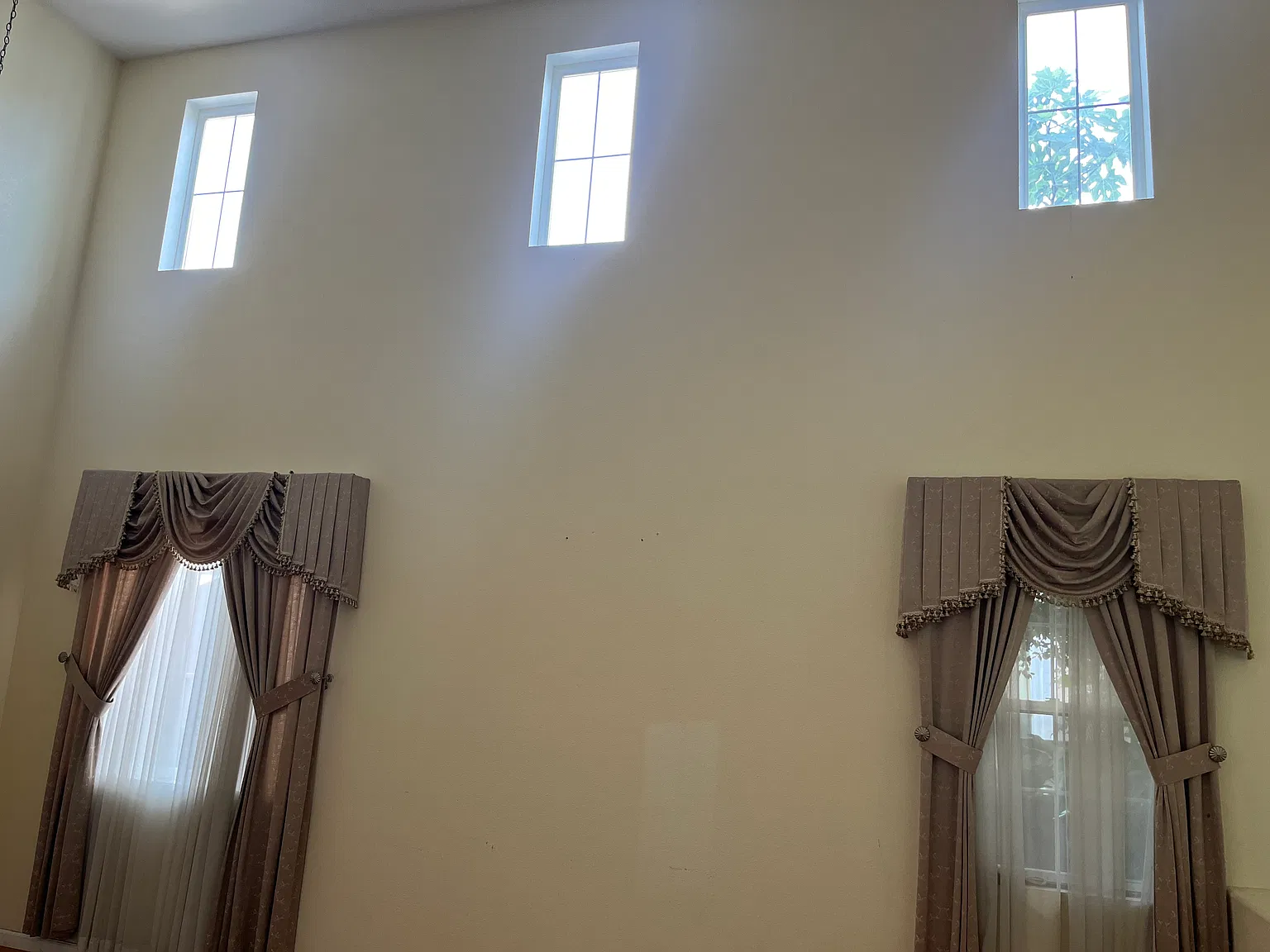 4 bed, 2396 sqft, $3,300 — Photo 3