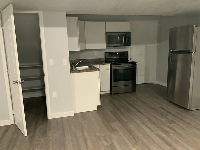 1 bedroom basement apartment with own entrance — Photo 3