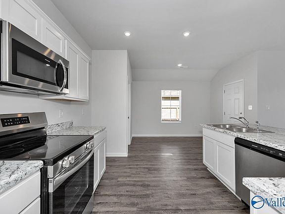 4th image of 4021 Ryan Dr SW