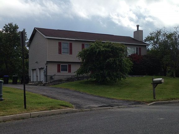 2nd image of 104 Heather Cir