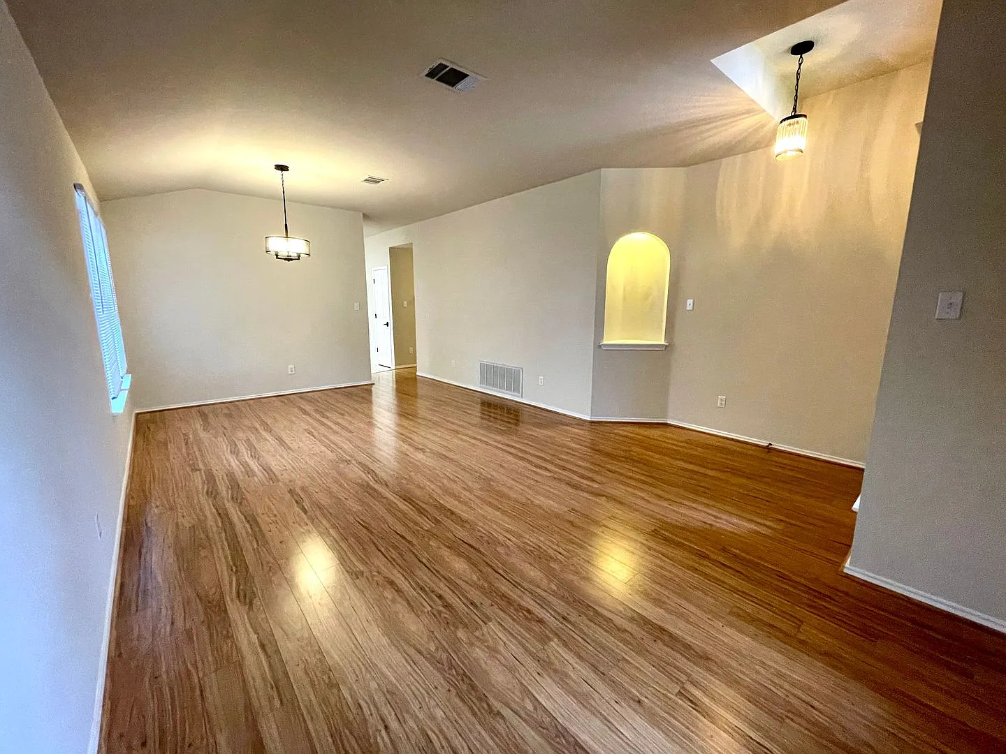 Well-Maintained 3 bedroom, 2 bathroom in Northwood — Photo 3