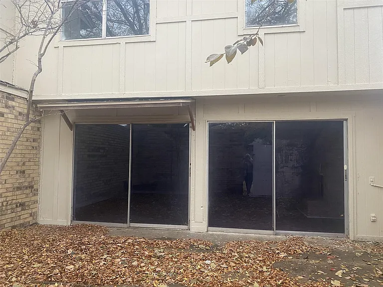501 Towne House Ln — Photo 3