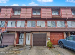 9 Maryland Ln, Staten Island, NY