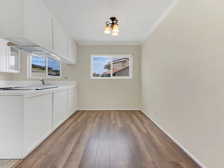 1690 E Hillcrest Dr — Photo 16