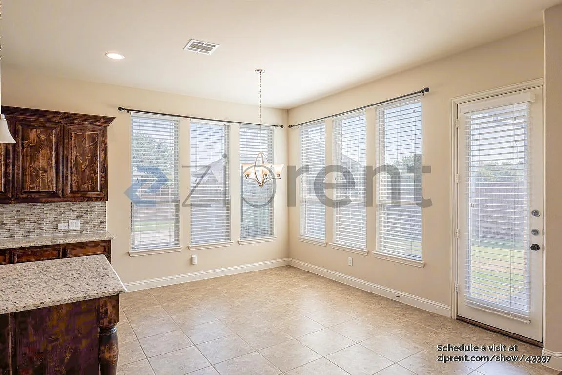 5 bed, 4.5 bath, 4490 sqft, $3,900 — Photo 4