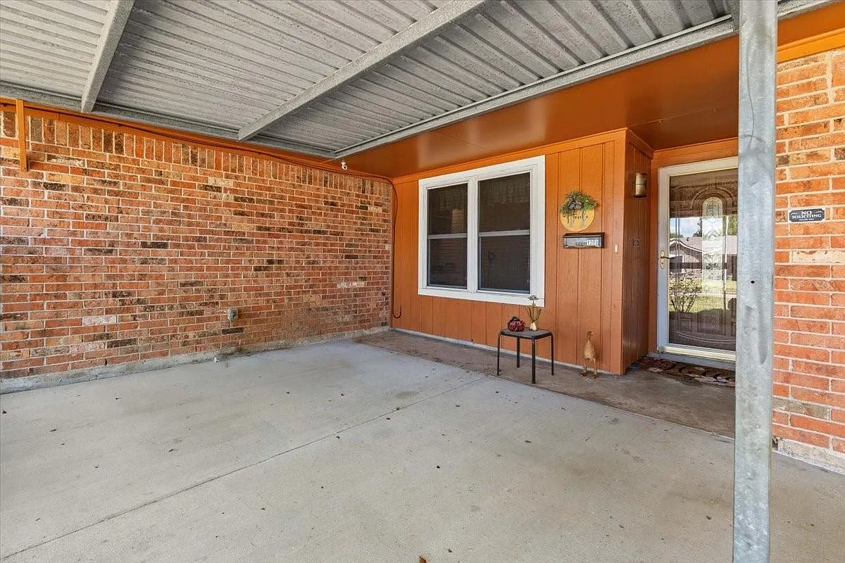 3 bed, 1.5 bath, 1528 sqft, $2,500 — Photo 2