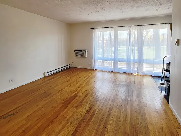 2205 Arbor Cir #8 — Photo 3