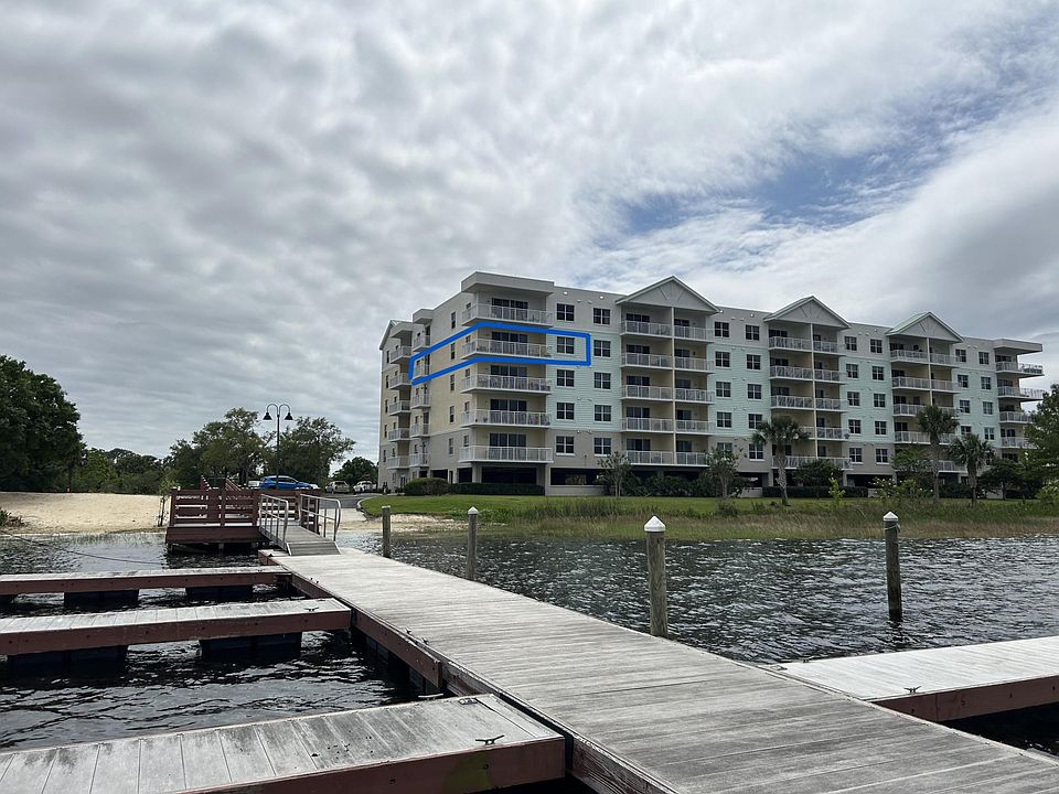 Lakeside of building with unit 509 highlighted.
